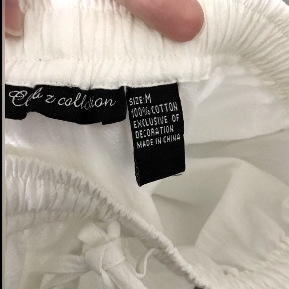 NWT~Club Z Collection White Capri Pants with Applique - Size Medium - Picture 7 of 8